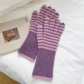 Detalle de guantes de punto a rayas moradas y rosas con puños acanalados extendidos - Rayas Moradas/Rosas