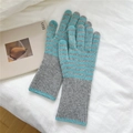 Detalle de guantes de punto a rayas grises y azules con textura acanalada en tela - Rayas Azul Lago/Gris
