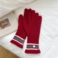 Detailansicht der roten gestrickten Handschuhe mit weißen Akzenten und silbernem Knopfdekor - Einheitsgröße / Rot
