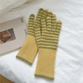 Detalle de guantes de punto de rayas amarillas y verdes con función táctil de dedos - Rayas Amarillas y Verdes