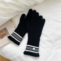 Detailaufnahme schwarzer Strickhandschuhe mit gestreiften Bündchen auf weißem Hintergrund - Einheitsgröße / Schwarz