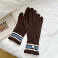 Nahaufnahme brauner Strickhandschuhe mit blau gestreiften Bündchen und weißem Knopfdetail - Einheitsgröße / Braun
