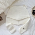 Détail de la capuche en tricot ours blanc avec boucle cœur argentée hivernale - Crème