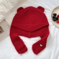 Détail du bonnet rouge à oreilles d'ours avec badge coeur et texture en mohair doux - Rouge