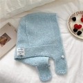 Detalle de pasamontañas de punto azul claro con textura suave y botón de perla - Azul