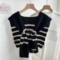 Detail eines schwarz-weiß gestreiften Wollstrickschals über einem weißen Hemd - Schwarz Gestreift