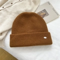 Primer plano de gorro de punto acanalado marrón caramelo con logo metálico plateado - Talla única / Naranja