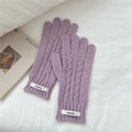 Detalle de guantes de punto trenzado morados con puños acanalados y etiqueta - Púrpura