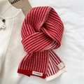 Bufanda larga de punto con rayas verticales rojas y blancas y etiqueta de marca - Rojo