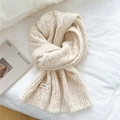 Creamy white chunky knit scarf with a braided pattern and branded woven label - 20*150cm / Speckled Cream White