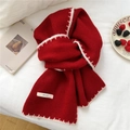 Dicker roter Strickschal mit weißer Kontrastnaht und minimalistischem Markenetikett - Rot
