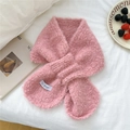 Bufanda cruzada de punto rosa para mujer con textura suave y parche de letras - Rosa