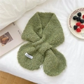 Grasgrüner Kreuzschal aus Teddy-Fleece mit weicher Lockenstruktur und Etikett - Grün