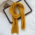 Textura detallada de bufanda de punto amarillo jengibre con borde acanalado suave - 14*110cm / Amarillo