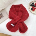 Bufanda cruzada de punto rojo con textura de felpa suave y detalle de etiqueta blanca - Rojo