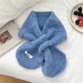 Kleinblauer Strick-Kreuzschal mit weicher Fleece-Struktur und Stoff-Label-Detail - Blau