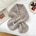 Schicker graubrauner Strickschal mit Bouclé-Struktur und minimalistischem Webetikett - Kaffeebraun