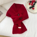 Gros plan sur une écharpe en laine rouge tricotée avec des boutons en bois massif - Style à Cabillot (6WOOL) / Rouge / 15*76cm