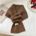 Détail de la texture de l'écharpe en laine avec étiquette 100% laine et boutons - Style à Cabillot (8WOOL) / Marron / 15*76cm