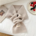 Gros plan d'une écharpe en laine tricotée avec boutons en bois et étiquette 100% laine - Style à Cabillot (9WOOL) / Blanc Cassé / 15*76cm
