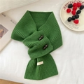 Détail de l'écharpe en laine avec boutons en bois et étiquette 100% laine - Style à Cabillot (12WOOL) / Vert / 15*76cm