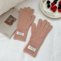 Primer plano de guantes de punto rosa con puños acanalados y parche decorativo - Talla única / Rosa