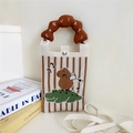 Détail d'un mini sac en tricot avec motif animalier et une poignée de transport - Style Crocodile Hippopotame avec Poignée Marron