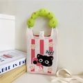 Détail du sac tricoté à rayures rouges et blanches avec poignée verte et motif chat - Style Chat Rayé avec Poignée Verte