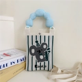 Gros plan du sac en tricot avec motif koala, poignée ondulée bleue et bouton pression - Style Koala avec Poignée Bleue
