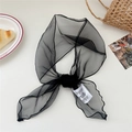 Detalle de bufanda de tul negro transparente con costura de dobladillo y etiqueta tejida - 15*115cm / Negro