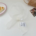 Primer plano de un pañuelo de organza blanca transparente con dobladillo enrollado - 15*115cm / Blanco