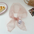 Primer plano de un pañuelo de organza rosa con bordes ondulados y etiqueta artística - 15*115cm / Rosa