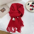 Chunky red knit scarf with fringe and woven label on a minimalist white bedding - 19*165cm / Red