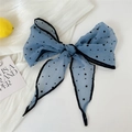 Dettaglio della sciarpa blu a pois con bordino nero su elegante tessuto bianco - 31*120cm / Punto d'Inchiostro Blu