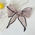 Dettaglio del fiocco in organza rosa a pois con lunghi nastri fluidi e bordi neri - 31*120cm / Rosa a Punti d'Inchiostro