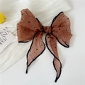 Dettaglio di un fiocco in organza marrone a pois con lunghi nastri su uno sfondo elegante - 31*120cm / Caramello a Punti d'Inchiostro