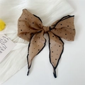 Dettaglio di un fiocco in organza marrone a pois neri con eleganti bordi neri - 31*120cm / Cammello a Punti d'Inchiostro