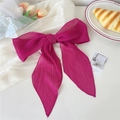 Dettaglio sciarpa di seta plissettata fucsia con ciondolo a stella in set da tè - Rosa Rosso
