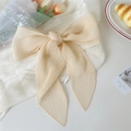 Dettaglio sciarpa beige a pieghe annodata a fiocco con tulipani e luce soffusa - Beige
