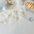 Dettaglio di sciarpa in chiffon plissettato bianco crema annodata a fiocco con trama fine - Bianco Crema