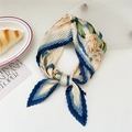 Sciarpa di seta plissettata a fiori blu reale e beige per un elegante look stile francese - Peonia Blu Floreale (Plissettato 1)