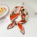Sciarpa di seta a pieghe con stampe floreali arancio e grigio in stile elegante - Peonia Arancione Floreale (Plissettato 2)