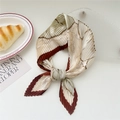 Sciarpa in seta a pieghe con stampa floreale crema e verde in stile alla moda - Peonia Grande Marrone (Plissettato 4)