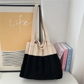 Dettaglio borsa shopper in maglia a pieghe con texture verticali e design bicolore - Largo Pieghevole (30x30cm) / Crema e nero