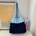 Dettaglio borsa tote in maglia a pieghe bicolore con trama a fisarmonica e manico morbido - Largo Pieghevole (30x30cm) / Blu Giuntato Navy