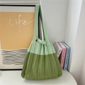 Dettaglio della borsa in maglia plissettata bicolore verde con texture morbida - Largo Pieghevole (30x30cm) / Verde Chiaro Giuntato Oliva
