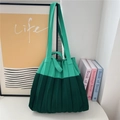 Dettaglio della borsa tote in maglia a pieghe bicolore verde con struttura a fisarmonica - Largo Pieghevole (30x30cm) / Verde Scuro Giuntato Smeraldo