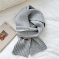 Winter grey knitted scarf with vertical rib pattern and brown leather label - 20cmx170cm / Light Gray