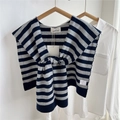 Detail eines grau-blau gestreiften Strickschals mit Materialetikett und Webstruktur - Ovaler HELLO Zweifarbig Gestreift (PJ1112) / Marineblau