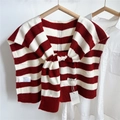 Dettaglio dello scialle in maglia a righe rosse e bianche su un colletto di camicia bianca - 55*104cm / Striscia Rossa